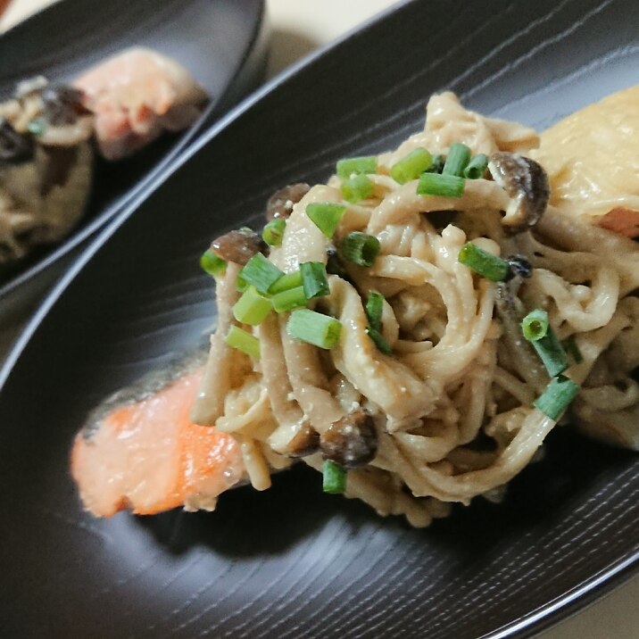 フライパンで簡単★鮭とキノコの味噌バター焼き